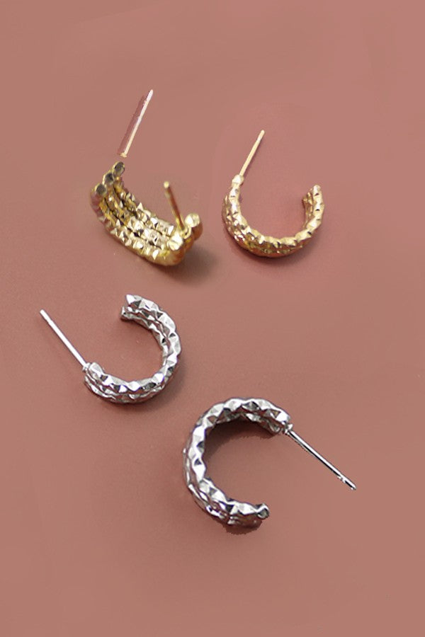 18K stainless steel tarnish-free hammered huggie hoop earrings in gold and silver, waterproof and hypoallergenic.